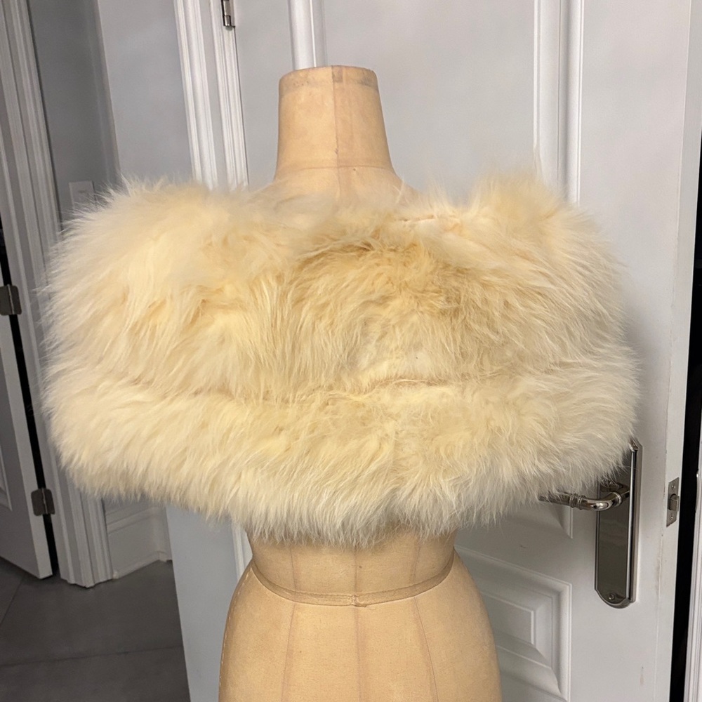 Elegant  vintage Cream Fur Shawl - Picture 3 of 9